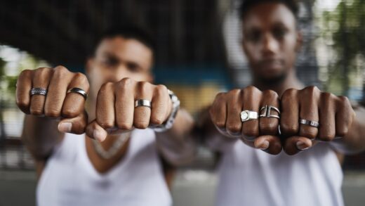 Mężczyźni z biżuteria