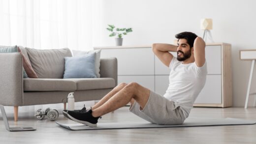 mężczyzna ćwiczący w domu