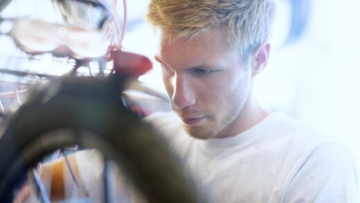 Mężczyzna reperujący rower