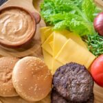 Burgery domowe. Jak zorganizować wieczór ze znajomymi i sprawnie podzielić kuchenne zadania?